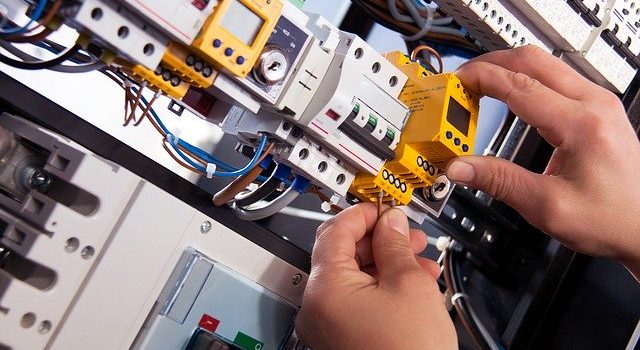  4 Signs That You Need to Seek Help from an Electrician